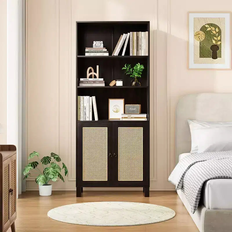 Libreria a 5 ripiani con ante in rattan, libreria alta bianca con ripiani espositivi per ufficio domestico e camera da letto