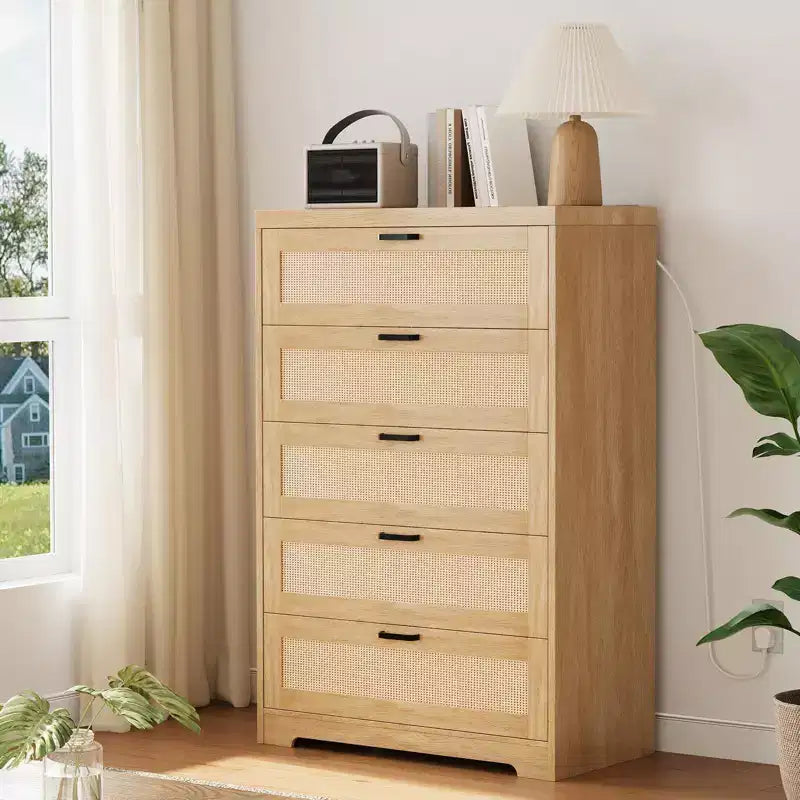 Comò alto in Rattan con 5 cassetti, Cassettiera in legno spaziosa con piano largo, Comò moderno
