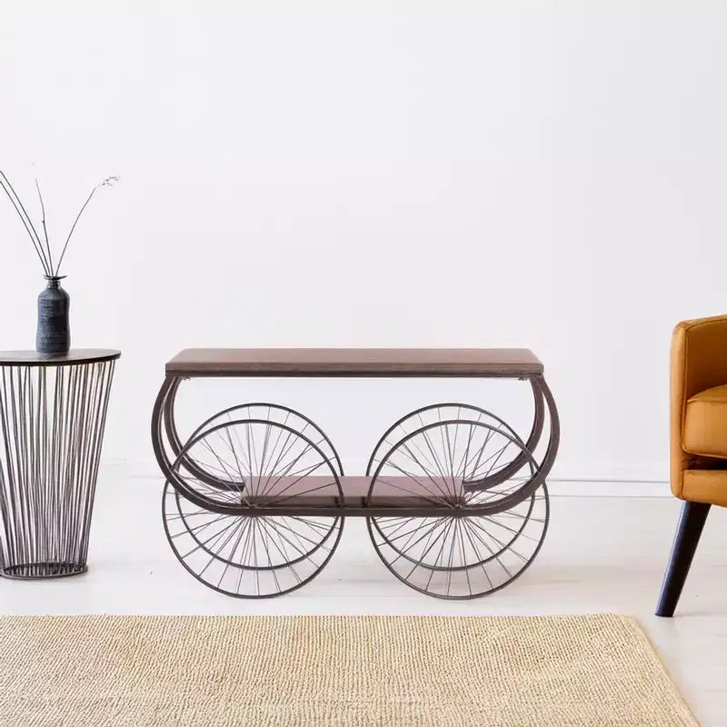 Tavolo Consolle Industriale in Stile Carro con Piano in Legno Rustico, Grandi Ruote in Metallo con Raggi e Ripiano Inferiore, Tavolino da Esposizione Vintage