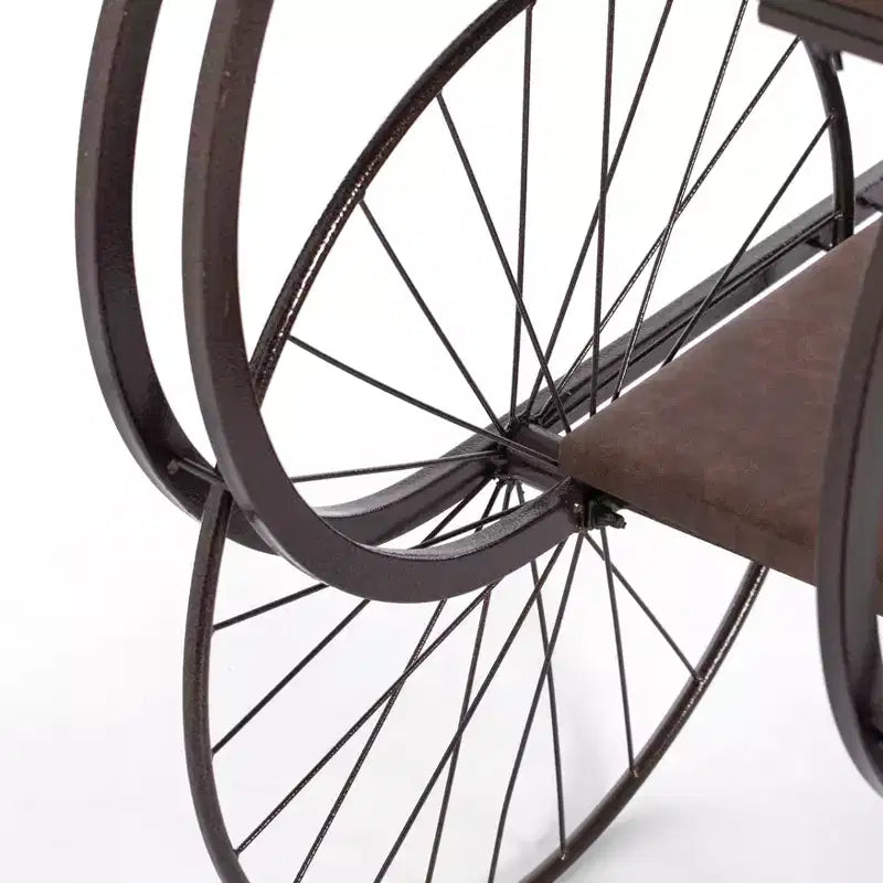 Tavolo Consolle Industriale in Stile Carro con Piano in Legno Rustico, Grandi Ruote in Metallo con Raggi e Ripiano Inferiore, Tavolino da Esposizione Vintage