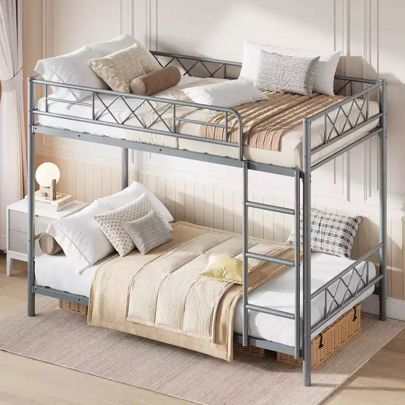 Letto a castello singolo su singolo con sponda extra alta, struttura in metallo robusto e doghe resistenti, nessun bisogno di rete a molle