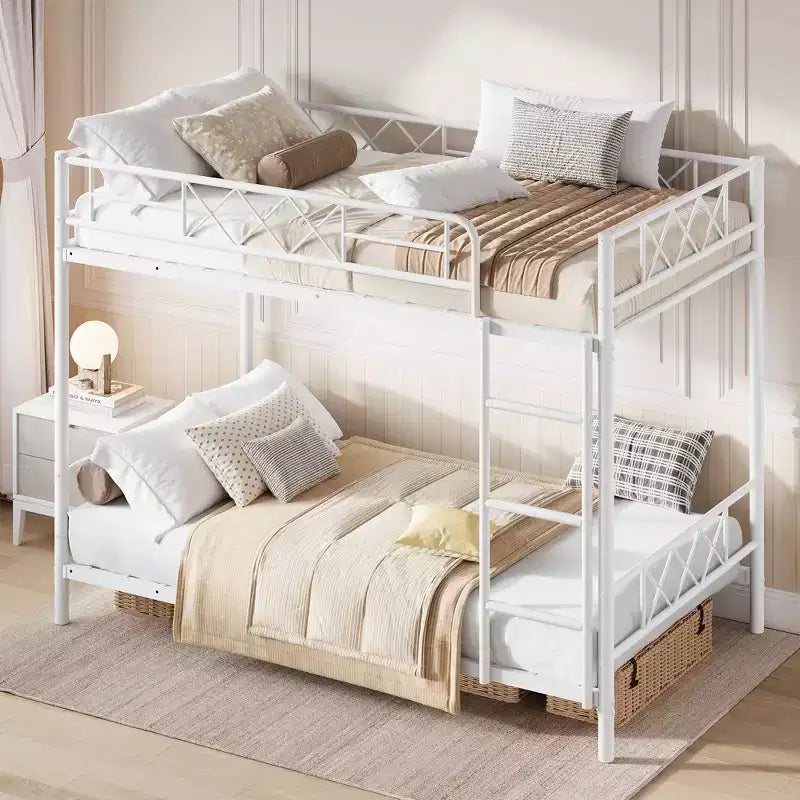 Letto a castello singolo su singolo con sponda extra alta, struttura in metallo robusto e doghe resistenti, nessun bisogno di rete a molle
