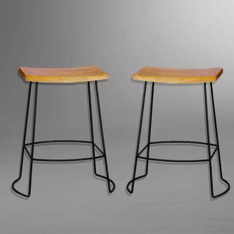 Set di 2 sgabelli da bar da 60 cm con seduta a sella, altezza bancone, naturale/nero, legno di mango, gambe in metallo