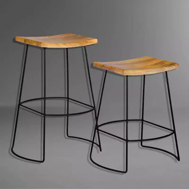 Set di 2 sgabelli da bar da 60 cm con seduta a sella, altezza bancone, naturale/nero, legno di mango, gambe in metallo